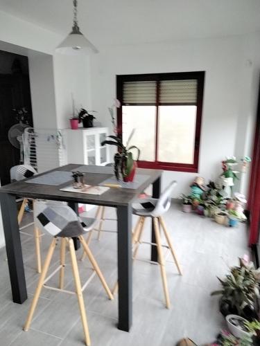 une salle à manger avec une table et deux chaises dans l'établissement LE MANS 24 heures auto moto Grand prix de France, au Mans