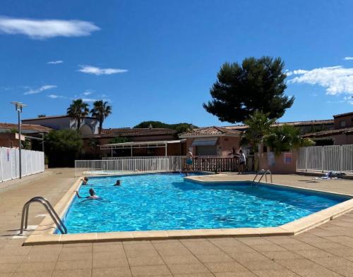 - une piscine pour 2 personnes dans l'établissement Charmante maison avec piscine, à Saint-Cyprien