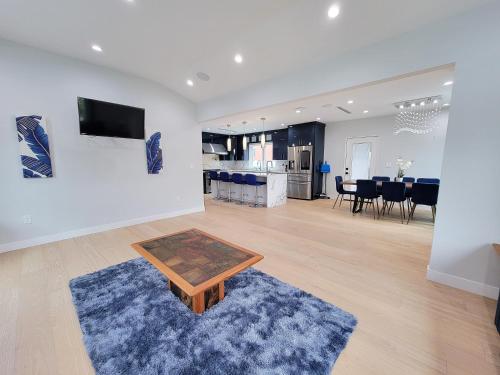 ein Wohnzimmer mit einem Couchtisch und einer Küche in der Unterkunft Modern luxury 3 bedroom home next to La Cienega Plaza with parking, WiFi, TV, BBQ 10 minutes to Rodeo Drive in Los Angeles