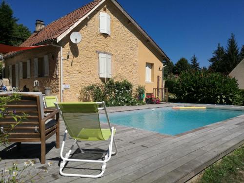 une chaise assise sur une terrasse à côté d'une piscine dans l'établissement La Renardière, à Proissans