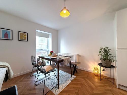 a dining room with a table and chairs in a room at Issara Apartments 41 - Great location & Private Parking in Portsmouth