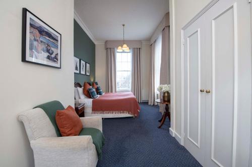 Ein Bett oder Betten in einem Zimmer der Unterkunft The Royal George Hotel