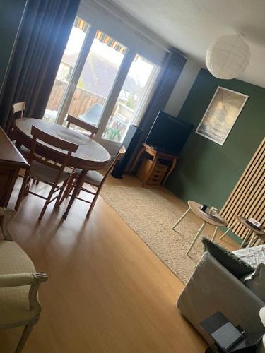 un salon avec une table, des chaises et un canapé dans l'établissement pau appartement, à Pau