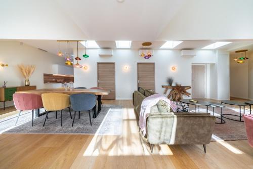 un salon et une salle à manger avec une table et des chaises dans l'établissement 4 pièces sur la rue d'Antibes - Rénové et climatisé, à Cannes