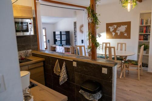 une cuisine avec un comptoir et une salle à manger dans l'établissement Cœur d 'amande, à Narbonne
