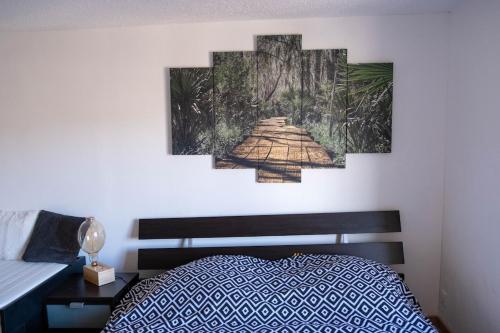 une chambre avec un lit et un tableau au mur dans l'établissement Cœur d 'amande, à Narbonne