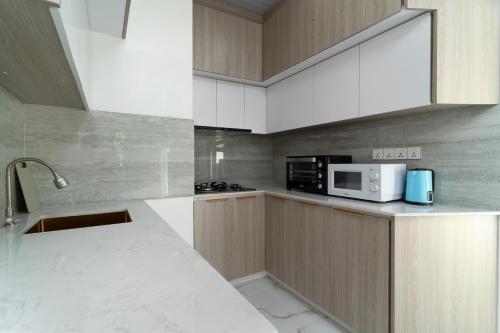 a kitchen with a counter top with a microwave at La Liviera in Ukulhas