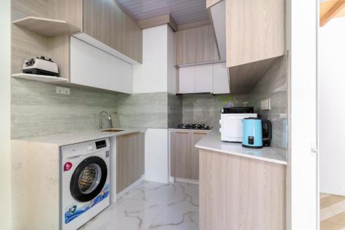 a kitchen with a washer and a washing machine at La Liviera in Ukulhas