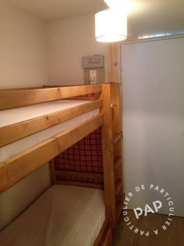 une petite pièce avec deux lits superposés dans l'établissement STUDIO - LA TRIADE - 50m remontée VAL CENIS LE HAUT, à Lanslevillard