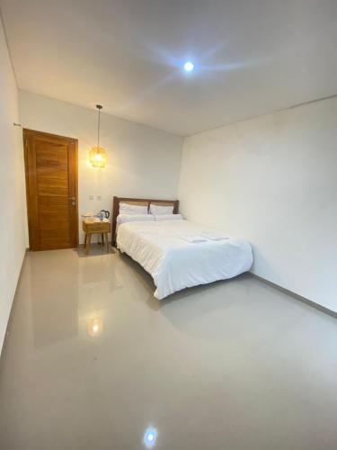 Katil atau katil-katil dalam bilik di Home Stay Room In Bali Near Sanur Beach