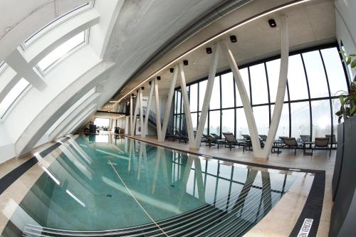 Hotel im Zentrum für Visionenの敷地内または近くにあるプール
