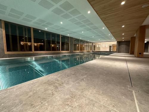 une piscine vide dans un bâtiment dans l'établissement Apartment 70 m2 - 3 rooms - 6 people - ski-in ski-out, à L'Alpe-d'Huez
