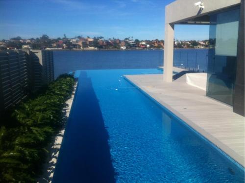 La alberca dentro o cerca de Waterfront Oasis , Infinity Pool, Sauna and steam room