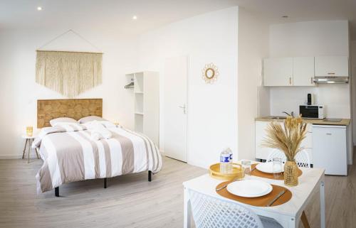 - une chambre avec un lit et une table avec des plaques de cuisson dans l'établissement L'Audacieux De Longueville, à Saint-Quentin