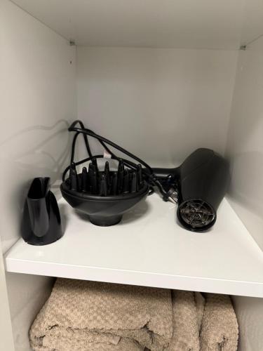 a black bowl on a shelf with a whisk at scnd HOME in Wallertheim