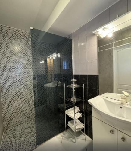 une salle de bain avec un lavabo et une douche dans l'établissement Escapade à Vinon sur Verdon, à Vinon-sur-Verdon