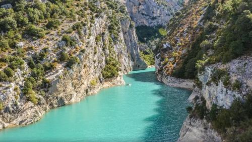 vistas a un río en un cañón en Escapade à Vinon sur Verdon, en Vinon-sur-Verdon