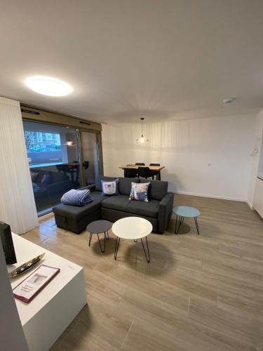 a living room with a couch and a table at Acogedor rincón, a un paso del centro in Pamplona