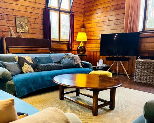 TV a/nebo společenská místnost v ubytování Tin tabernacle perfect for group getaways