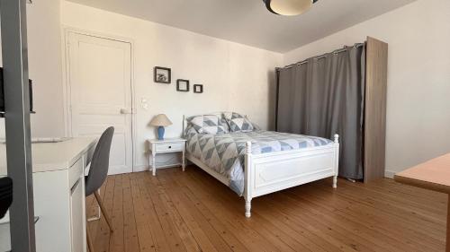Ένα ή περισσότερα κρεβάτια σε δωμάτιο στο Studio au coeur des vignes