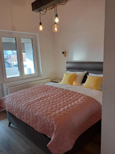 Una cama o camas en una habitación de Zenit apartmani