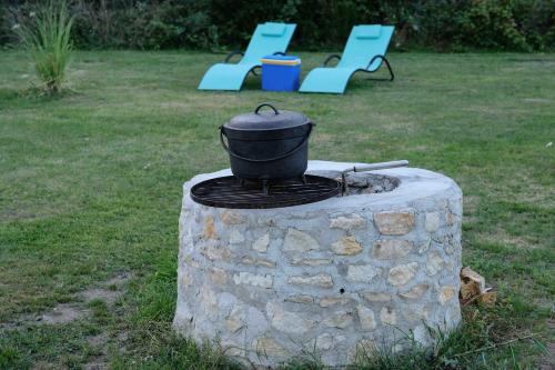 a pot sitting on top of a stone stove at La Fermette Henriette 3 sterren in Vicq-Exemplet