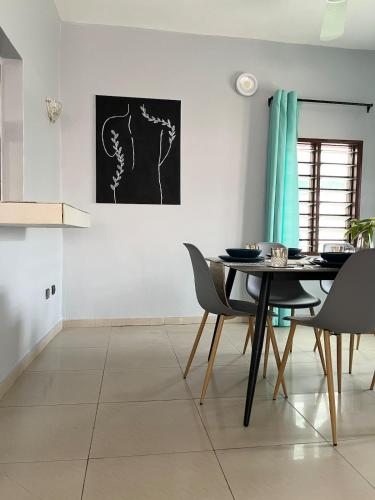 a dining room with a table and chairs at Maison entière - La Casa Cotonou in Cotonou
