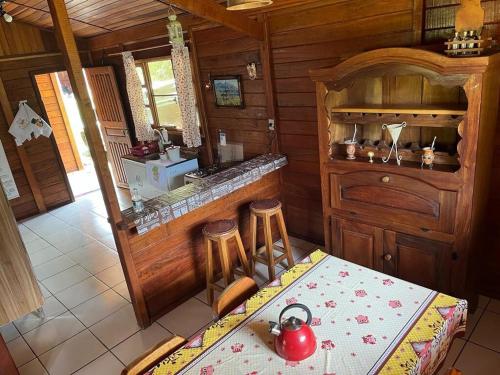 バナナウにあるChalet Tons da Bocainaのキッチン(テーブル、お茶ポット付)