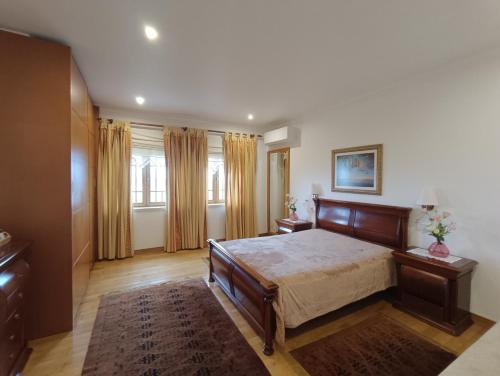 a bedroom with a bed and a large window at Casa Grande in Golpilheira