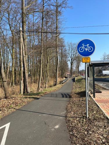 a blue bike sign on the side of a road at Venkovský odpočinek in Hroznětín