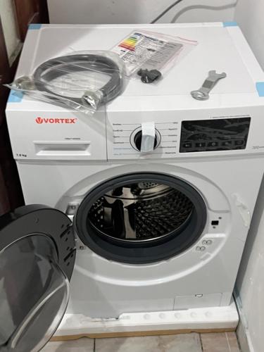 una lavadora con una caja encima en LaScena, en Techirghiol