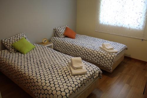 une chambre avec deux lits et un canapé et une fenêtre dans l'établissement Luxury 2-bed apartment with huge pool - Albufeira, à Albufeira