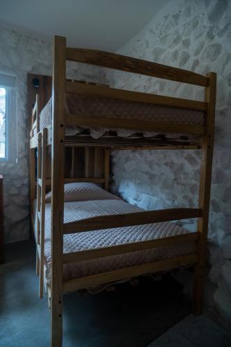 a bedroom with two bunk beds in a room at Las Golondrinas Ayampe in Ayampe