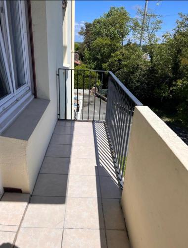un balcon avec une balustrade et une fenêtre dans l'établissement appartement bayonne, à Bayonne