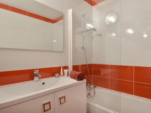 une salle de bain avec un lavabo et une douche dans l'établissement Appartement rénové chaleureux au cœur de la station, animaux admis - FR-1-181-1951, à La Plagne Tarentaise