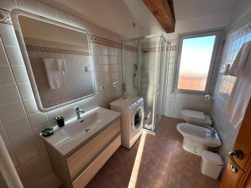 カオルレにあるATTIC PARADISE Big Terrace on the Sea - AGENZIA COCALの洗面台と洗濯機を備えたバスルーム