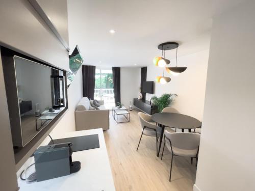 un salon avec une table et une salle à manger dans l'établissement Appartement Étoilé, Clim, Plage, Terrasse, Parking, à La Grande Motte