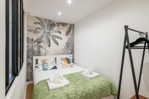 - une chambre avec un lit doté d'une couverture verte et d'oreillers dans l'établissement Amazing deal - Central Location near the metro, Modern amenities and style, à Paris
