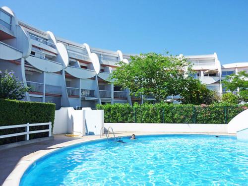 une grande piscine devant un immeuble dans l'établissement Appartement Étoilé, Piscine, Plage face, Clim, à La Grande Motte