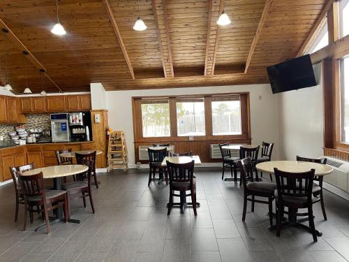 a dining room with tables and chairs in a restaurant at Comfort Inn & Suites Syracuse-Carrier Circle in East Syracuse
