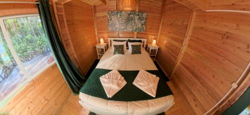an overhead view of a bed in a wooden room at Adega da Quinta- Casa do camolas in Madalena
