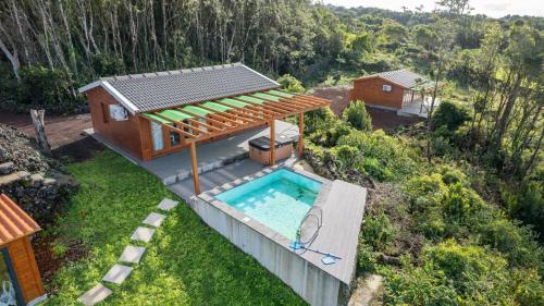 an aerial view of a house with a swimming pool at Adega da Quinta- Casa do camolas in Madalena