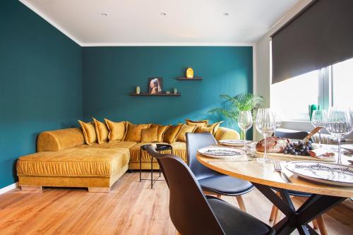 a living room with a couch and a table at EssenFusion Wasserturm - Innenstadt nahe der Messe, SmartTV, Nespresso, Fully Kitchen in Essen