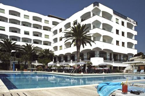 duży hotel z basenem przed nim w obiekcie Grand Hotel Don Juan w mieście Giulianova