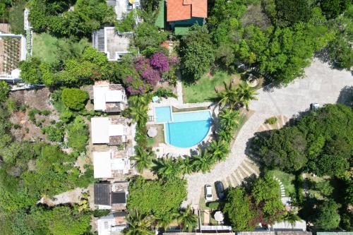 an aerial view of a house with a swimming pool at Cond Vista Hermosa - Casas 2 quartos by Pipa Centro in Pipa