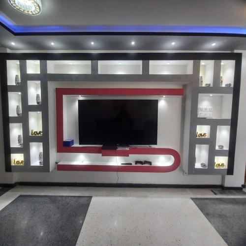 Una televisión o centro de entretenimiento en Sabari Hotel Jaffna