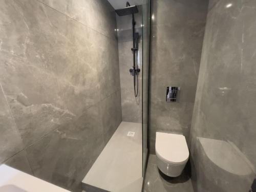 une salle de bain avec une douche avec des toilettes et un lavabo dans l'établissement T2 Étoilé, Clim, Chambre, Plage, Parking, Terrasse, à La Grande Motte