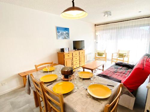d'une salle à manger avec une table recouverte de plaques jaunes. dans l'établissement Appartement au pied des pistes avec balcon et animaux acceptés - FR-1-516-10, à Les Deux Alpes