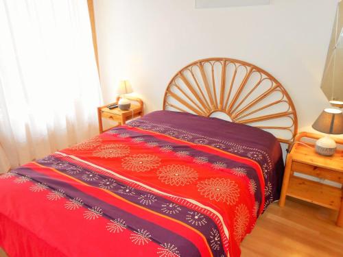 une chambre avec un lit avec une couverture rouge dans l'établissement Appartement 8 pers, centre station, proche pistes et animations, balcon sud, parking privé - FR-1-516-5, à Les Deux Alpes