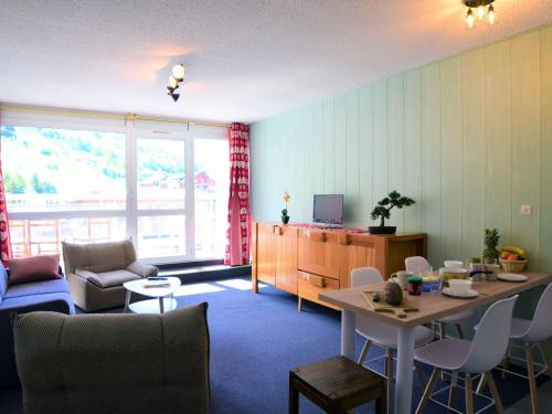 un salon avec un canapé et une table avec des chaises dans l'établissement Studio cosy pour 6 pers. proche des pistes - FR-1-516-19, à Les Deux Alpes